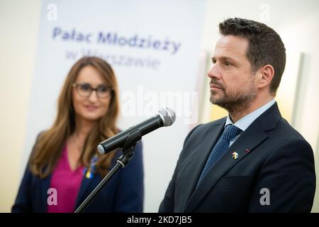 Mayor of Warsaw Rafal Trzaskowski and Renata Kaznowska during a press conference at the Youth Palace, where Warsaw has launched a remote learning facility for young people from Ukraine, in Warsaw, Poland on April 13, 2022 (Photo by Mateusz Wlodarczyk/NurPhoto) Stock Photo