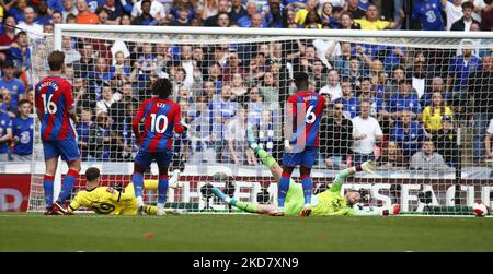 Chelsea's Mason Mount scores during FA Cup Semi-Final between Crystal Palace and Chelsea at Wembley Stadium , London, UK 17th April , 2022 (Photo by Action Foto Sport/NurPhoto) Stock Photo