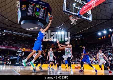 Dante Exum during the match between FC Barcelona and FC Bayern Munich, corresponding to the second match of the quarter finals of the Euroleague, played at the Palau Blaugrana, on 21h April 2022, in Barcelona, Spain. (Photo by Xavier Ballart/Urbanandsport /NurPhoto) Stock Photo