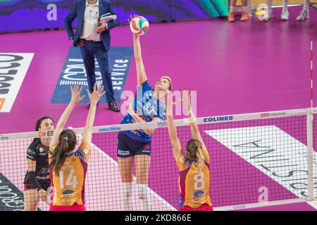 Spike of Ebrar Karakurt (Igor Gorgonzola Novara) during the Volleyball Italian Serie A1 Women match Playoff - Igor Gorgonzola Novara vs Vero Volley Monza on April 21, 2022 at the Pala Igor Gorgonzola in Novara, Italy (Photo by Letizia Valle/LiveMedia/NurPhoto) Stock Photo