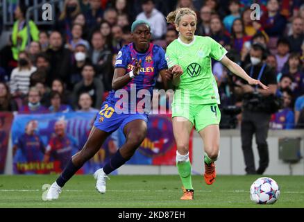 Asisat Oshoala and Kathrin Julia Hendrich during the match between Barcelona and VfL Wolfsburg, corresponding to the first leg of the semi finals of the UEFA Womens Champions League, played at the Camp Nou Stadium, in Barcelona, on 22th April 2022. (Photo by Joan Valls/Urbanandsport /NurPhoto) Stock Photo