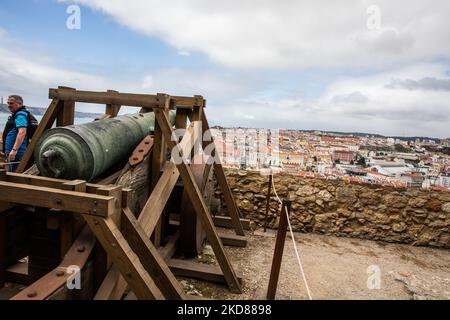 A view of the Castelo de S. Jorge (São Jorge Castle) in Lisbon, Portugal, on March 31, 2022. São Jorge Castle is a historic castle in the Portuguese capital of Lisbon, located in the freguesia of Santa Maria Maior. (Photo by Manuel Romano/NurPhoto) Stock Photo