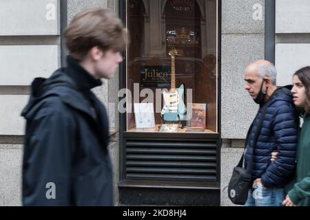 LONDON, UNITED KINGDOM - APRIL 27, 2022: People walk past the Fender Mustang electric guitar, left-handed in Competition Lake Placid blue finish with matching headstock (1969), starting estimate: $600,000 - $800,000, played by Kurt Cobain in Nirvana’s iconic “Smells Like Teen Spirit” music video along with other artifacts related to Kurt Cobain are displayed in Hard Rock Cafe Piccadilly Circus on April 27, 2022 in London, England. The memorabilia will be offered by Julien’s Auctions during MUSIC ICONS three-day auction event taking place between 20th and 22nd of May at Hard Rock Cafe in New Yo Stock Photo