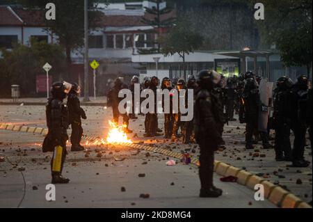 Colombia's riot police clash with demonstrators during the 28 of April commemorative demonstrations against the government of president Ivan Duque and violence at Universidad Nacional de Colombia, demonstrators took the closed campus of the University to clash. On April 28, 2022, in Bogota, Colombia (Photo by Sebastian Barros/NurPhoto) Stock Photo