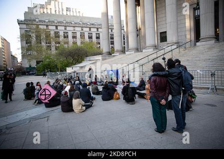 Activists held a vigil at the New York Supreme Court on April 29, 2022 for 50-year-old Wynn Bruce of Boulder, CO who set himself on fire, taking his own life, in front of the US Supreme Court in Washington, D.C. on Earth Day.The action is a part of nationwide vigils to honor his self-immolation and call attention to the impending climate crisis. (Photo by Karla Ann Cote/NurPhoto) Stock Photo