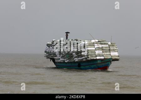 A Boatman Carries goods on a boat at Padma river bear Shimulia ferry ghat in Mawa, Munsiganj, Bangladesh on May 01, 2022. (Photo by Syed Mahamudur Rahman/NurPhoto) Stock Photo