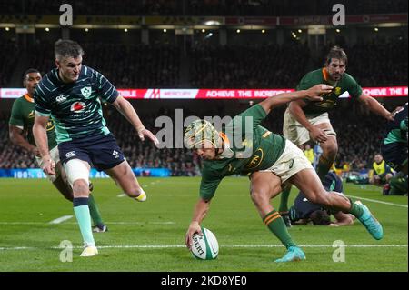 South Africa's Kurt-Lee Arendse scores their side's second try of the game during the Autumn International match at the Aviva Stadium, Dublin. Picture date: Saturday November 5, 2022. Stock Photo