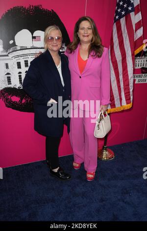 NEW YORK, NEW YORK - MAY 01: (L-R) Amy Poehler, Ana Gasteyer pose at the opening night of the new play 'POTUS' on Broadway at The Shubert Theater on May 1, 2022 in New York City. (Photo by John Nacion/NurPhoto) Stock Photo