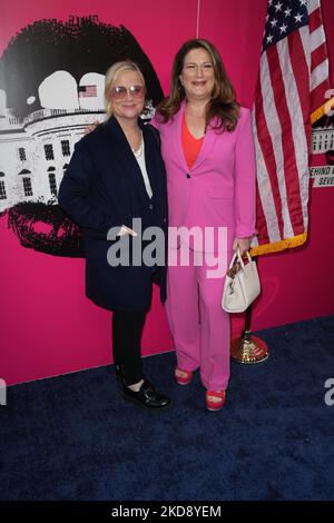 NEW YORK, NEW YORK - MAY 01: (L-R) Amy Poehler, Ana Gasteyer pose at the opening night of the new play 'POTUS' on Broadway at The Shubert Theater on May 1, 2022 in New York City. (Photo by John Nacion/NurPhoto) Stock Photo