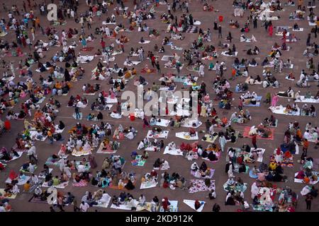 Muslims eat their iftar (breaking fast) meals on the last day of the holy fasting month of Ramadan, ahead of celebrating Eid-al-Fitr festival, at the Jama Masjid (Grand Mosque) in the old quarters of Delhi, India on May 2, 2022. (Photo by Mayank Makhija/NurPhoto) Stock Photo