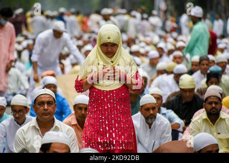 A little girl is seen in prayer during Eid-ul-fitr namaz prayer time in Kolkata , India , on 3 May 2022 .Muslim community of Kolkata observes Eid-Ul-Fitr after the end of Ramadan month. (Photo by Debarchan Chatterjee/NurPhoto) Stock Photo