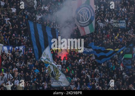 FC Internazionale supporters during the Serie A 2021/22 football match between FC Internazionale and Empoli FC at Giuseppe Meazza Stadium, Milan, Italy on May 06, 2022 (Photo by Fabrizio Carabelli/LiveMedia/NurPhoto) Stock Photo