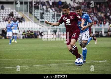 Torino forward Josip Brekalo (14) fights for the ball against Napoli defender Giovanni Di Lorenzo (22) during the Serie A football match n.36 TORINO - NAPOLI on May 07, 2022 at the Stadio Olimpico Grande Torino in Turin, Piedmont, Italy. (Photo by Matteo Bottanelli/NurPhoto) Stock Photo