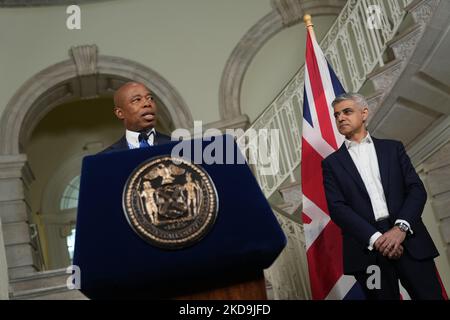 NEW YORK, NEW YORK - MAY 09: London Mayor Sadiq Khan meets with NYC Mayor Ertic Adams at the NYC City Hall Rotunda to make an announcement on May, 9, 2022 in New York City, USA. London Mayor Sadiq Khan has arrived in New York to begin a tour of the US aimed at boosting London's economy. Over the next four days, the mayor of London will travel to San Francisco, Silicon Valley and Los Angeles. The tour includes meetings with senior politicians and business leaders at Google and LinkedIn. (Photo by John Nacion/NurPhoto) Stock Photo