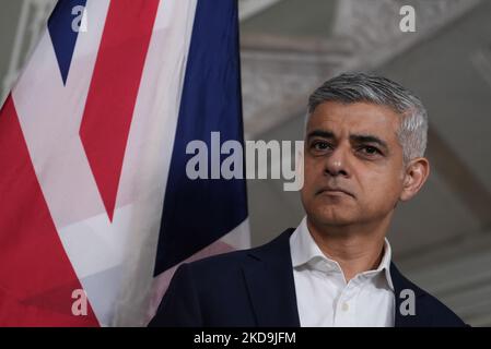 NEW YORK, NEW YORK - MAY 09: London Mayor Sadiq Khan meets with NYC Mayor Ertic Adams at the NYC City Hall Rotunda to make an announcement on May, 9, 2022 in New York City, USA. London Mayor Sadiq Khan has arrived in New York to begin a tour of the US aimed at boosting London's economy. Over the next four days, the mayor of London will travel to San Francisco, Silicon Valley and Los Angeles. The tour includes meetings with senior politicians and business leaders at Google and LinkedIn. (Photo by John Nacion/NurPhoto) Stock Photo