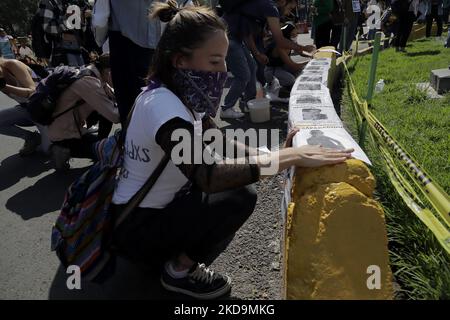 Members of the Caravana de Madres y Padres Centroamericanos y de Mèxico (Caravan of Mothers and Fathers from Central America and Mexico), stick identity cards on Paseo de la Reforma to the Angel de la Independencia in Mexico City, to mark Mothers' Day in the country, to demand the appearance of their missing relatives. (Photo by Gerardo Vieyra/NurPhoto) Stock Photo