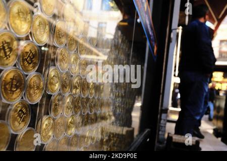 Bitcoin offices in Istanbul, Turkey seen on May 11, 2022. . Parallel to the global stock market, which has been stretched by the Fed's 50 basis point policy rate hike, he sold $1 billion in cryptocurrencies to keep the stable coin TerraUSD (UST) at $1. UST, which rose to $ 0.95 yesterday, fell again to $ 0.36 today. The daily loss of LUNA, the cryptocurrency of the Terra network, reached 97 percent. Bitcoin also fell to 29,039.54, its lowest level since January. (Photo by Umit Turhan Coskun/NurPhoto) Stock Photo