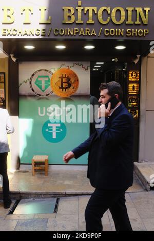 Bitcoin offices in Istanbul, Turkey seen on May 11, 2022. . Parallel to the global stock market, which has been stretched by the Fed's 50 basis point policy rate hike, he sold $1 billion in cryptocurrencies to keep the stable coin TerraUSD (UST) at $1. UST, which rose to $ 0.95 yesterday, fell again to $ 0.36 today. The daily loss of LUNA, the cryptocurrency of the Terra network, reached 97 percent. Bitcoin also fell to 29,039.54, its lowest level since January. (Photo by Umit Turhan Coskun/NurPhoto) Stock Photo