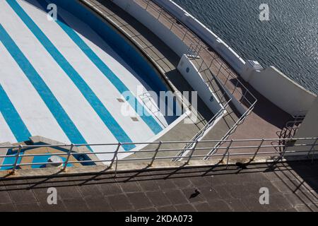 A high angle shot of Hoe Promenade in Plymouth, England along the blue sea on a sunny day Stock Photo