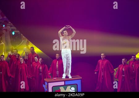 Mika performing during the Eurovision Song Contest Grand Final on 14 May 2022 at Pala Olimpico, Turin, Italy. Photo Nderim Kaceli (Photo by Nderim Kaceli/LiveMedia/NurPhoto) Stock Photo