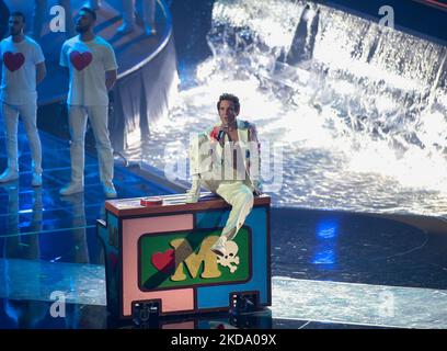 Mika performing during the Eurovision Song Contest Grand Final on 14 May 2022 at Pala Olimpico, Turin, Italy. Photo Nderim Kaceli (Photo by Nderim Kaceli/LiveMedia/NurPhoto) Stock Photo