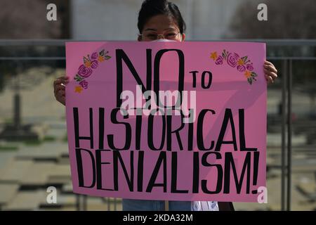 A protester holds a placard with words 'No To Historical Denialism!'. Members of the local Filipino youth diaspora (Anakbayan Alberta) protest outside the Alberta Legislature in Edmonton, calling out the Commission on Elections (COMELEC) in Philippines for their negligence and failure to uphold honest and fair elections last May 9, 2022. The organisers of the protest said: 'We condemn another political dynasty with the Marcos-Duterte tandem that continues the fascist regime among the Filipinos'. On Sunday, May 15, 2022, in Edmonton, Alberta, Canada. (Photo by Artur Widak/NurPhoto) Stock Photo
