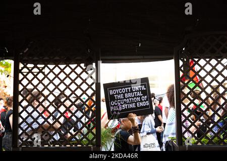 Over a thousand demonstrators took to the streets of Bay Ridge, Brooklyn on May 15, 2022 to recognize Nakba Day and honor the life of Palestinian-American journalist Shireen Abu Akleh. (Photo by Karla Ann Cote/NurPhoto) Stock Photo