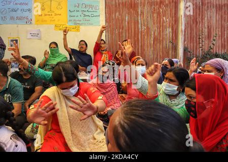 Kashmiri Pandits Protest At A Migrant Transit Camp In Baramulla, Jammu ...