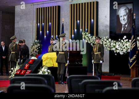 People lay flowers near the coffin with the body of Leonid Kravchuk in Kyiv, Ukraine, May 17, 2022. Dozens of politicians, artists, scientists and average citizens attend the farewell ceremony after the first President of Independent Ukraine Leonid Kravchuk, who died May 10, 2022 in Munich, Germany. (Photo by Sergii Kharchenko/NurPhoto) Stock Photo