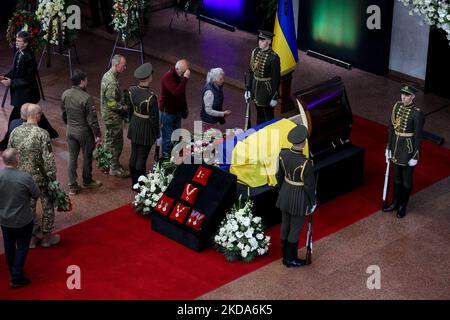 People lay flowers near the coffin with the body of Leonid Kravchuk in Kyiv, Ukraine, May 17, 2022. Dozens of politicians, artists, scientists and average citizens attend the farewell ceremony after the first President of Independent Ukraine Leonid Kravchuk, who died May 10, 2022 in Munich, Germany. (Photo by Sergii Kharchenko/NurPhoto) Stock Photo