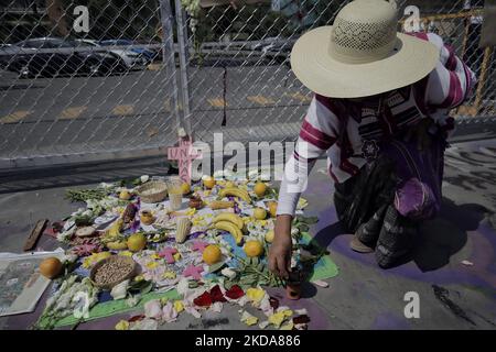 A woman places an offering outside the Oriente Reclusorio in Iztapalapa, Mexico City, where family and friends of Jacqueline Pérez Herrera, victim of femicide, demanded justice and punishment for the culprit for this event that occurred on July 19, 2021 in San Antonio Tecomitl, Milpa Alta mayor's office. (Photo by Gerardo Vieyra/NurPhoto) Stock Photo