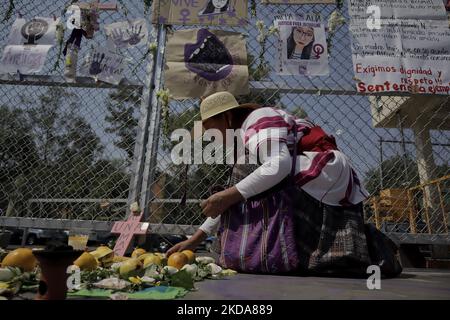 A woman places an offering outside the Oriente Reclusorio in Iztapalapa, Mexico City, where family and friends of Jacqueline Pérez Herrera, victim of femicide, demanded justice and punishment for the culprit for this event that occurred on July 19, 2021 in San Antonio Tecomitl, Milpa Alta mayor's office. (Photo by Gerardo Vieyra/NurPhoto) Stock Photo