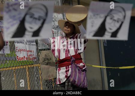 A group of protesters outside the Reclusorio Oriente in Iztapalapa, Mexico City, demand justice for the femicide of Jacqueline Pérez Herrera, an event that occurred on July 19, 2021 in San Antonio Tecomitl, Milpa Alta mayor's office. (Photo by Gerardo Vieyra/NurPhoto) Stock Photo