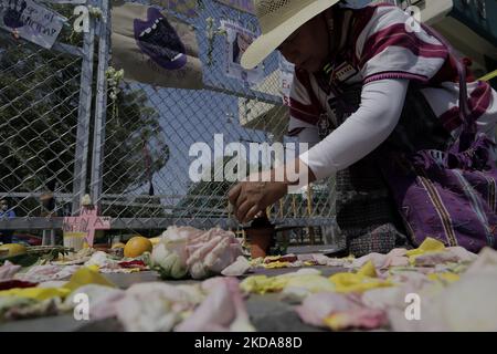 A woman places an offering outside the Oriente Reclusorio in Iztapalapa, Mexico City, where family and friends of Jacqueline Pérez Herrera, victim of femicide, demanded justice and punishment for the culprit for this event that occurred on July 19, 2021 in San Antonio Tecomitl, Milpa Alta mayor's office. (Photo by Gerardo Vieyra/NurPhoto) Stock Photo