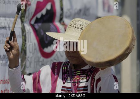 A group of protesters outside the Reclusorio Oriente in Iztapalapa, Mexico City, demand justice for the femicide of Jacqueline Pérez Herrera, an event that occurred on July 19, 2021 in San Antonio Tecomitl, Milpa Alta mayor's office. (Photo by Gerardo Vieyra/NurPhoto) Stock Photo