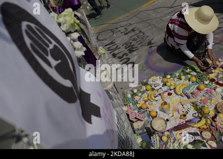 A woman places an offering outside the Oriente Reclusorio in Iztapalapa, Mexico City, where family and friends of Jacqueline Pérez Herrera, victim of femicide, demanded justice and punishment for the culprit for this event that occurred on July 19, 2021 in San Antonio Tecomitl, Milpa Alta mayor's office. (Photo by Gerardo Vieyra/NurPhoto) Stock Photo