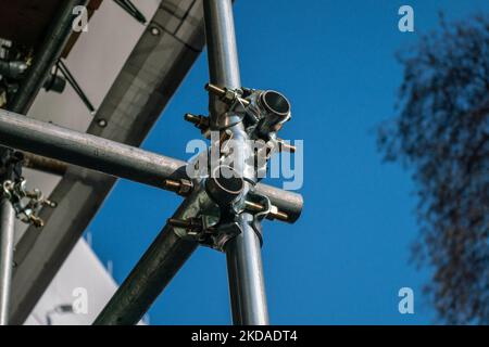 architecture: a scaffolding on the construction site is safe if made with pipes, joints and structures in galvanized steel in accordance with the law. Stock Photo