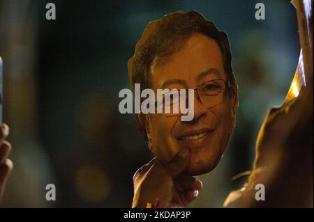 A supporter holds a cut-out face of presidential candidate Gustavo Petro during the closing campaign rally of left-wing presidential candidate for the political alliance 'Pacto Historico' Gustavo Petro, in Bogota, Colombia on May 22, 2022. (Photo by Sebastian Barros/NurPhoto) Stock Photo