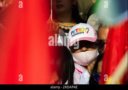 A supporter is seen usigna campaign promotional cap during the closing campaign rally of left-wing presidential candidate for the political alliance 'Pacto Historico' Gustavo Petro, in Bogota, Colombia on May 22, 2022. (Photo by Sebastian Barros/NurPhoto) Stock Photo