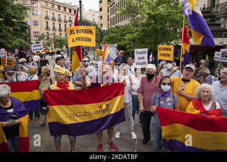 Hundreds of people demonstrate against monarchy and in favor of the republic, in Madrid, Spain, on May 22, 2022. Protesters protest against the visit to Spain of former king Juan Carlos de Borbon . (Photo by Tomas Calle/NurPhoto) Stock Photo