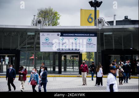 People pass in front of the Corferias voting place set for the Presidential Elections in Bogota, Colombia May 26, 2022. Presidential elections will take place on May 29. (Photo by Sebastian Barros/NurPhoto) Stock Photo