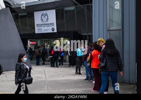 People line up for jury capacitation for the Presidential Elections in Bogota, Colombia May 26, 2022. Presidential elections will take place on May 29. (Photo by Sebastian Barros/NurPhoto) Stock Photo