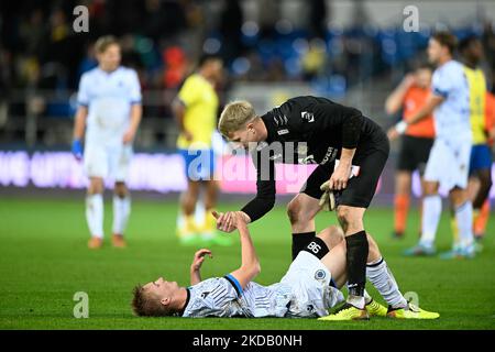 Club NXT's Cisse Sandra and Beveren's goalkeeper Beau Reus pictured after a soccer match between SK Beveren and Club NXT, Saturday 05 November 2022 in Beveren-Waas, on day 12 of the 2022-2023 'Challenger Pro League' 1B second division of the Belgian championship. BELGA PHOTO FILIP LANSZWEERT Stock Photo