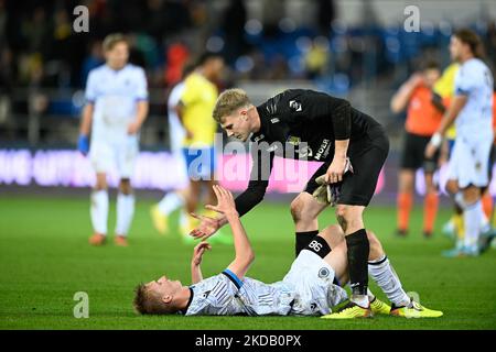 Club NXT's Cisse Sandra and Beveren's goalkeeper Beau Reus pictured after a soccer match between SK Beveren and Club NXT, Saturday 05 November 2022 in Beveren-Waas, on day 12 of the 2022-2023 'Challenger Pro League' 1B second division of the Belgian championship. BELGA PHOTO FILIP LANSZWEERT Stock Photo