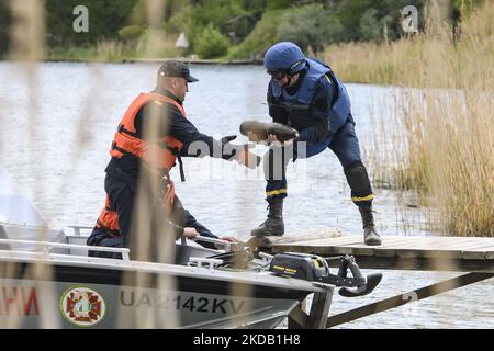 Members of the special demining unit of the State Emergency Service of Ukraine in Kyiv region remove unexploded ordnance found at the Lake Blakytne in Horenka, Kyiv area, as the Russian invasion of Ukraine continues, Ukraine May 27, 2022 (Photo by Maxym Marusenko/NurPhoto) Stock Photo