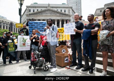 Housing rights activists held a die-in in front of Speaker Carl Heastie and Majority Leader Andrea Stewart-Cousins New York City offices on May 27, 2022 calling on elected officials to pass Good Cause legislation. (Photo by Karla Ann Cote/NurPhoto) Stock Photo