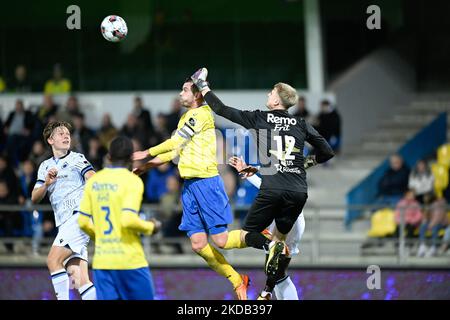 Beveren's Joachim Van Damme and Beveren's goalkeeper Beau Reus pictured in action during a soccer match between SK Beveren and Club NXT, Saturday 05 November 2022 in Beveren-Waas, on day 12 of the 2022-2023 'Challenger Pro League' 1B second division of the Belgian championship. BELGA PHOTO FILIP LANSZWEERT Stock Photo