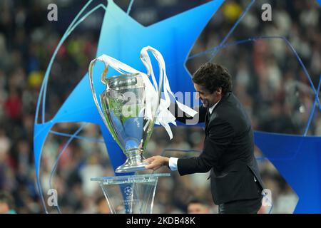 Raul Gonzalez Blanco of Real Madrid brings the Champions League trophy on the pitch during the UEFA Champions League match between Liverpool v Real Madrid at the Stade de France on May 28, 2022 in Paris France (Photo by Giuseppe Maffia/NurPhoto) Stock Photo