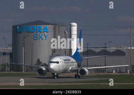 Canadian North plane at Edmonton International Airport with AURORA Sky facilities. On Sunday, May 22, 2022, in Edmonton International Airport, Edmonton, Alberta, Canada. (Photo by Artur Widak/NurPhoto) Stock Photo