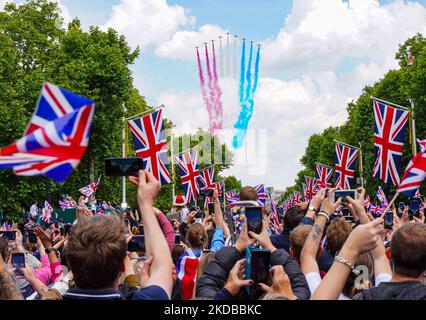 The crowd gathers along the Mall in London, the United Kingdom during the Flypast for the Queen's Platinum Jubilee celebration on June 2, 2022. (Photo by Alexander Mak/NurPhoto) Stock Photo